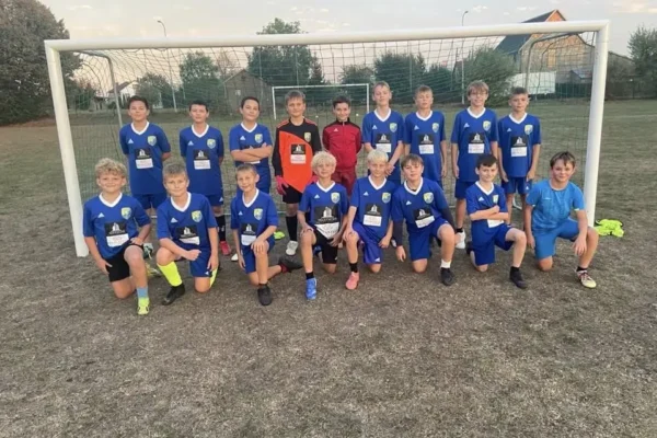Niedzielny turniej piłkarski na stadionie – zapraszamy na mecze pełne humoru