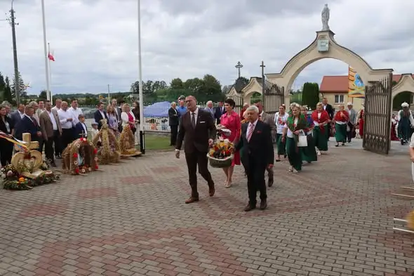 XXIV Dożynki Gminne w Nowych Piekutach: dziękczynienie za plony i wspólna zabawa