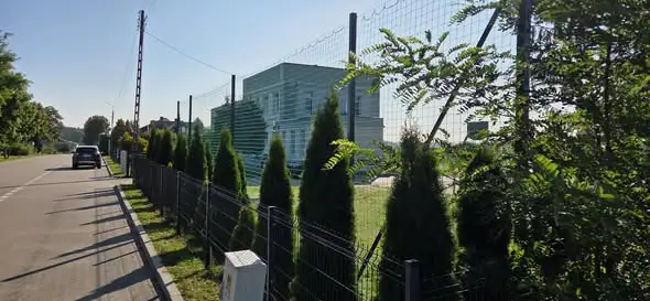 Piłkochwyt przy szkole w Kuczynie zwiększa bezpieczeństwo na boisku