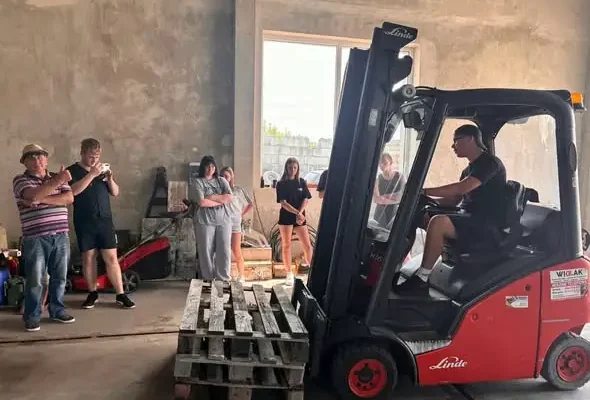 Uczniowie ZSOiZ w Ciechanowie zdobywają uprawnienia operatora wózka widłowego