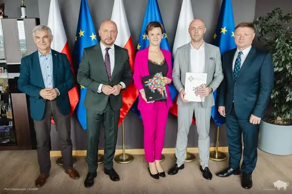 Gmina Sokoły pozyskała środki na remont dachu urzędu i modernizację skateparku