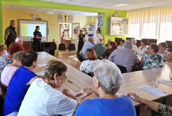 Seniorzy z gminy Nowe Piekuty uczą się bezpiecznego grzybobrania