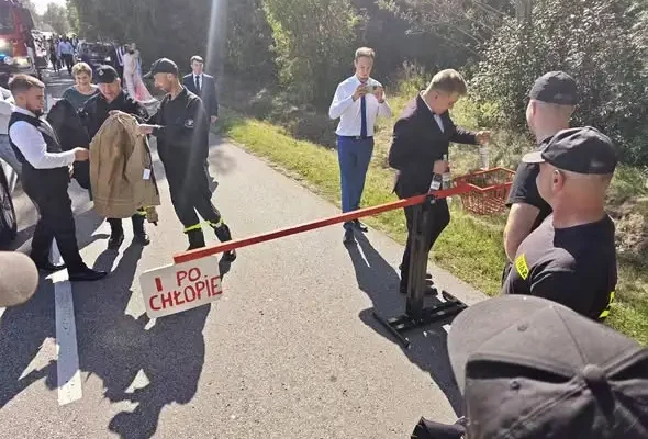 Strażacka brama dla młodej pary: druh Adrian i Kamila powiedzieli sobie „tak”