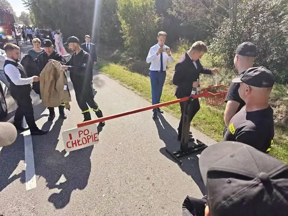 Strażacka brama dla młodej pary: druh Adrian i Kamila powiedzieli sobie „tak”