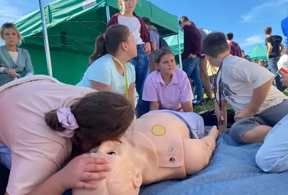 Uczniowie z Wysokiego Mazowieckiego uczyli się ratować życie na pikniku edukacyjnym