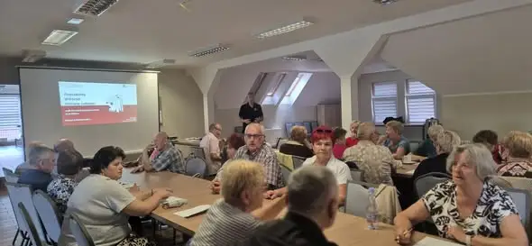 Seniorzy z Czyżewa i Rosochatego Kościelnego uczyli się, jak reagować w sytuacjach zagrożenia