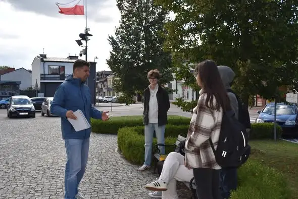 Młodzież z Wysokiego Mazowieckiego odkrywała historię miasta w spacerze „RETROTOPIA”