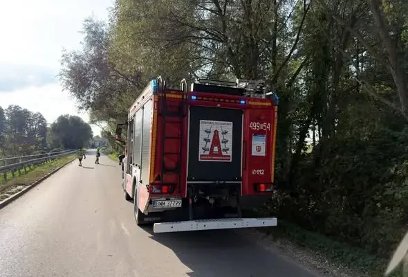 Drzewo na jezdni w Kobylinie-Kuleszkach. Interweniowała OSP KSRG Kobylin-Borzymy