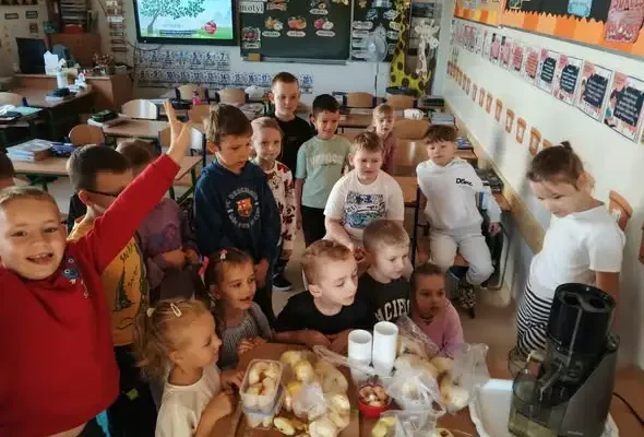 Tydzień projektowy w klasie 1C – uczniowie wyciskali własny sok z jabłek