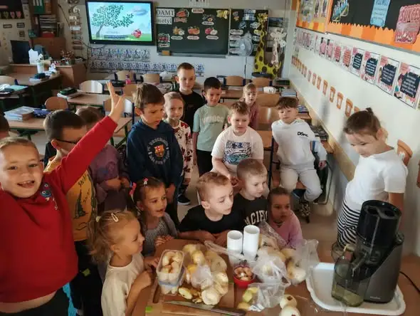 Tydzień projektowy w klasie 1C – uczniowie wyciskali własny sok z jabłek