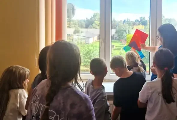 Dzieci odkrywały świat kolorów i światłocienia na zajęciach plastycznych
