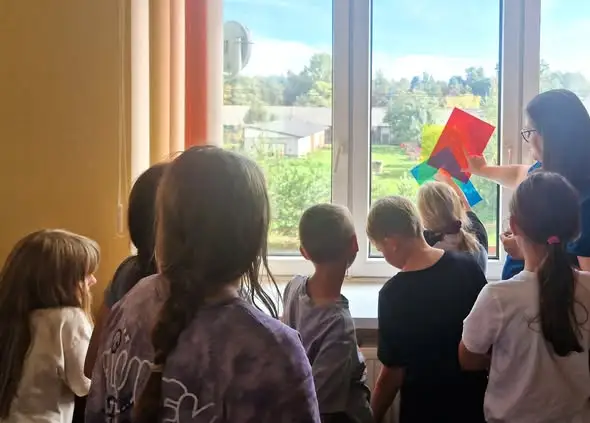 Dzieci odkrywały świat kolorów i światłocienia na zajęciach plastycznych