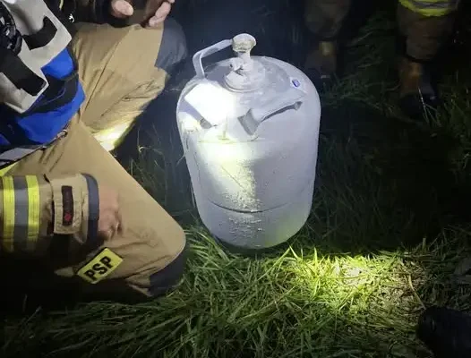 Nieszczelna butla gazowa w kuchni — interwencja strażaków z OSP Czyżew